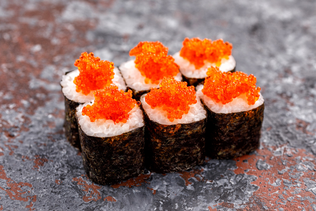 Классические роллы со снежным крабом и икрой тобико