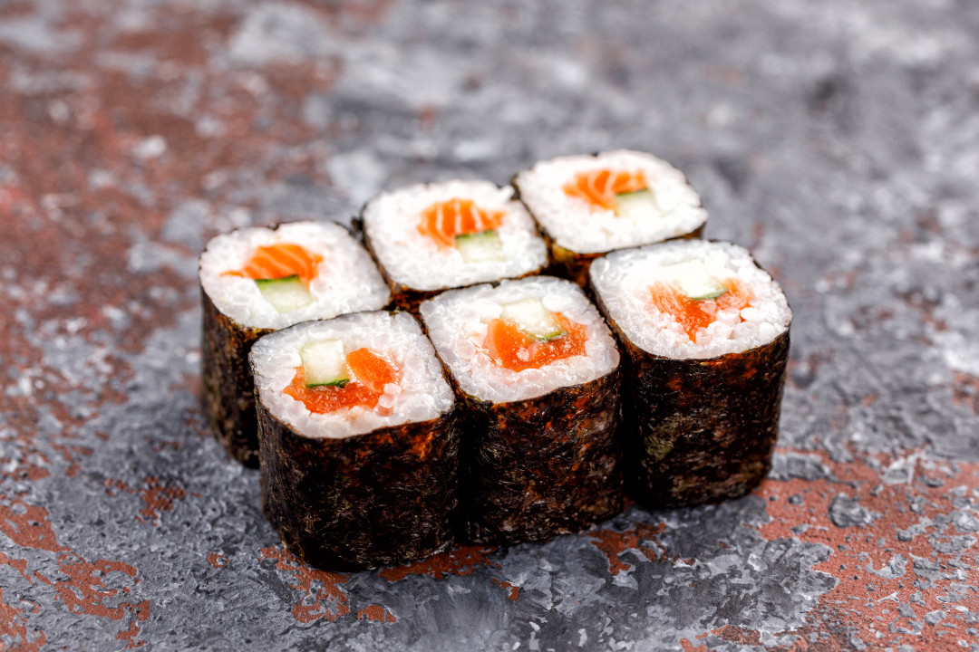 Классические роллы с лососем и огурцом