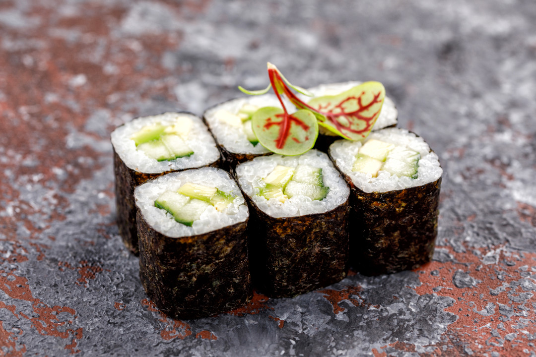 Классические роллы с огурцом и авокадо