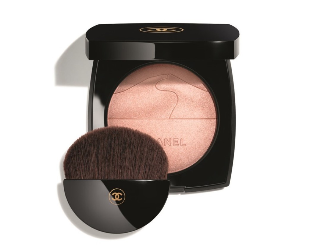 Хайлайтер Éclat Du Désert из весенней коллекции макияжа Desert Dream, Chanel, лимитированный выпуск Поверхность розово-бежевого хайлайтера Éclat Du