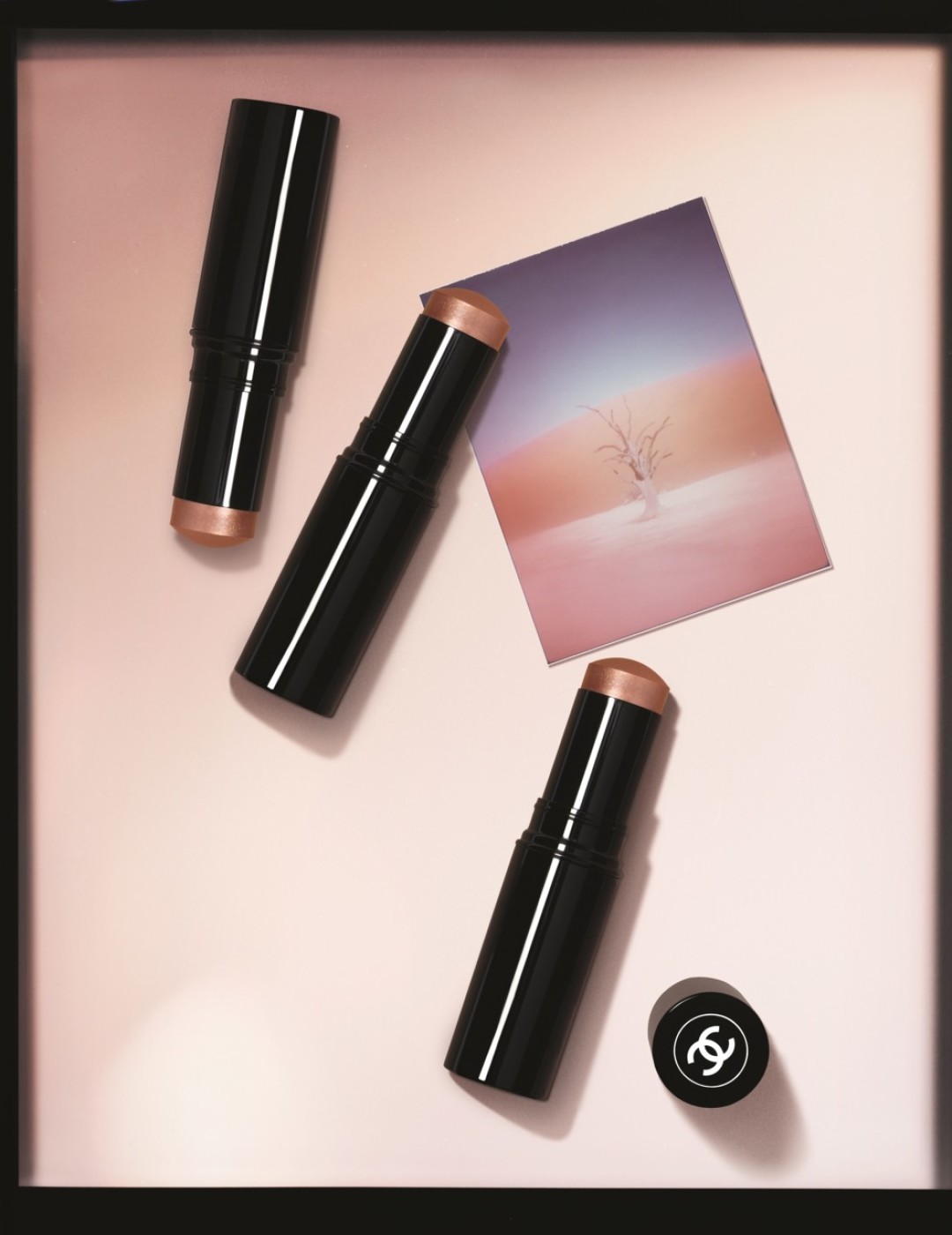 Хайлайтер в стике Baume Essentiel оттенка Golden Light из весенней коллекции макияжа Desert Dream, Chanel, лимитированный выпуск