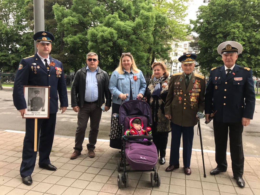 Семья Меркуловых на параде Победы