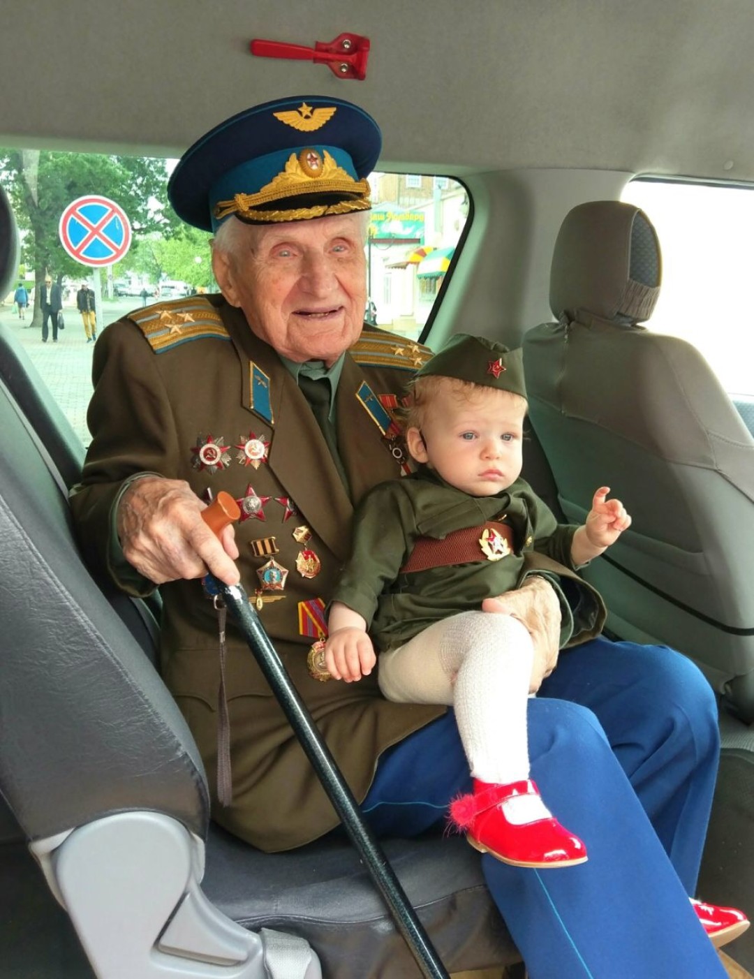 Федор Алексеевич с правнучкой Настей на параде Победы 2017 года