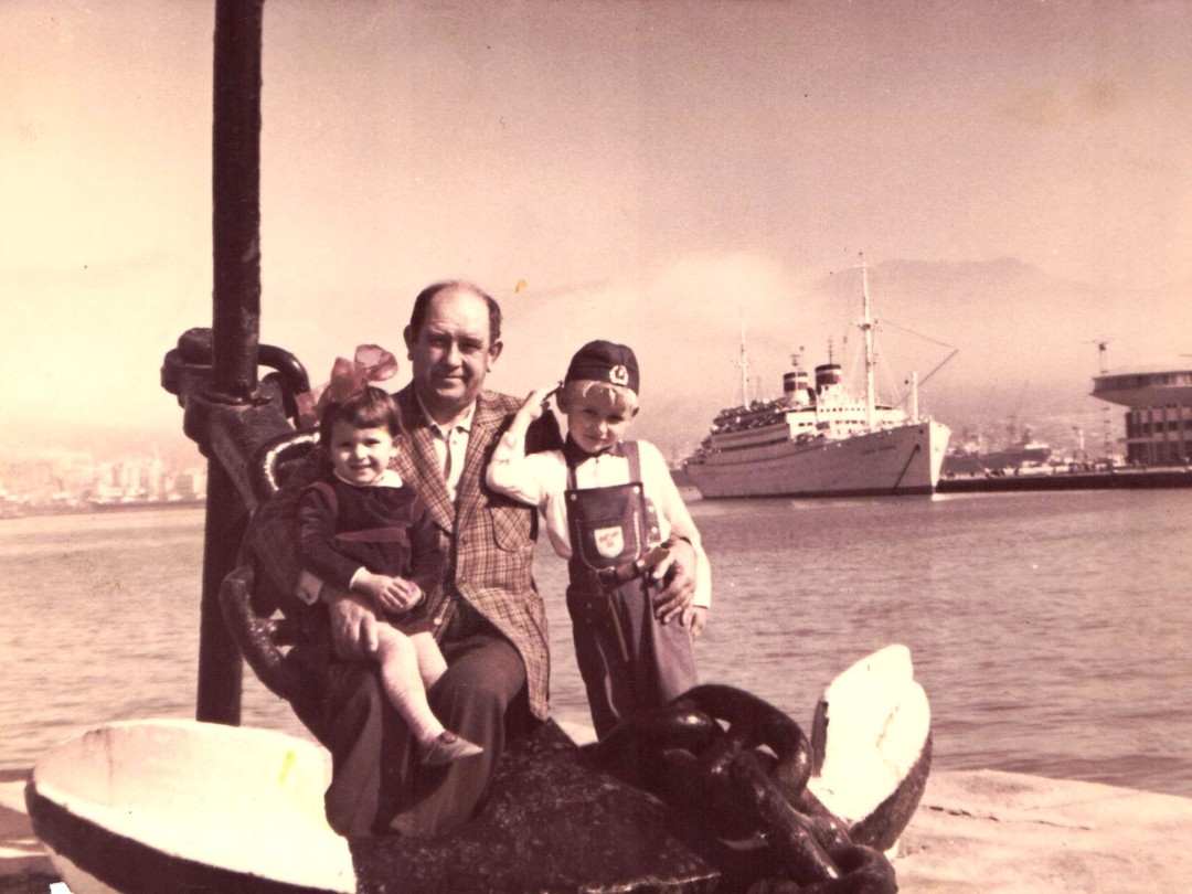 Николай Игнатович с внуками в 1983 году