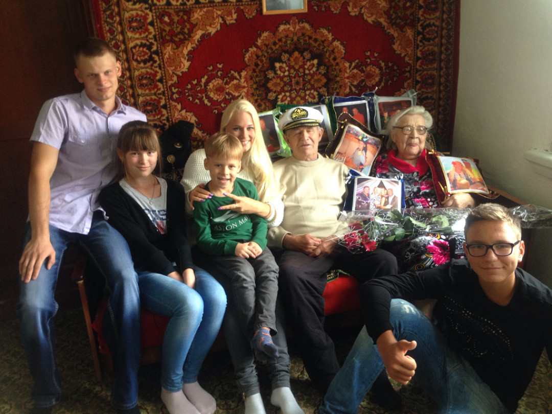 Александр Сергеевич и Галина Петровна с семьей