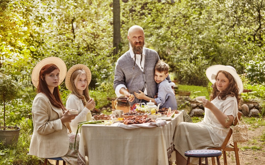 Семья Достоевских —отец Алексей Дмитриевич дочери Вера и Маша, сын Федя и мама Наталья.