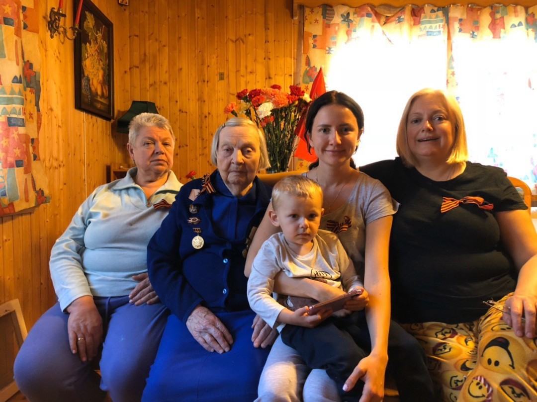 Пять поколений семьи Зинаиды Антоновны: она, ее дочь, внучка, правнучка и маленький правнук