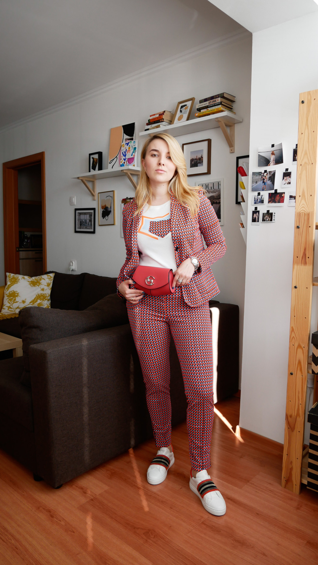 На Аде: жакет, брюки и футболка, все – Marc Cain, поясная сумка Comma, сникерсы Steffen Schraut