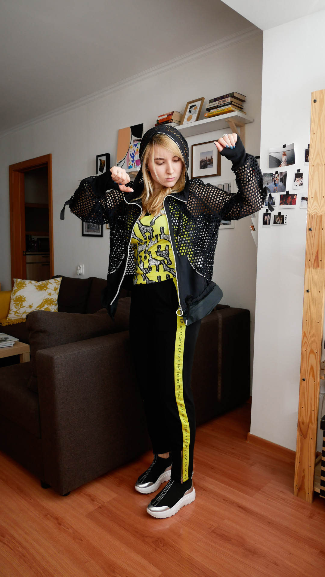 На Аде: бомбер и топ Marc Cain, брюки UNO, сникерсы Steffen Schraut