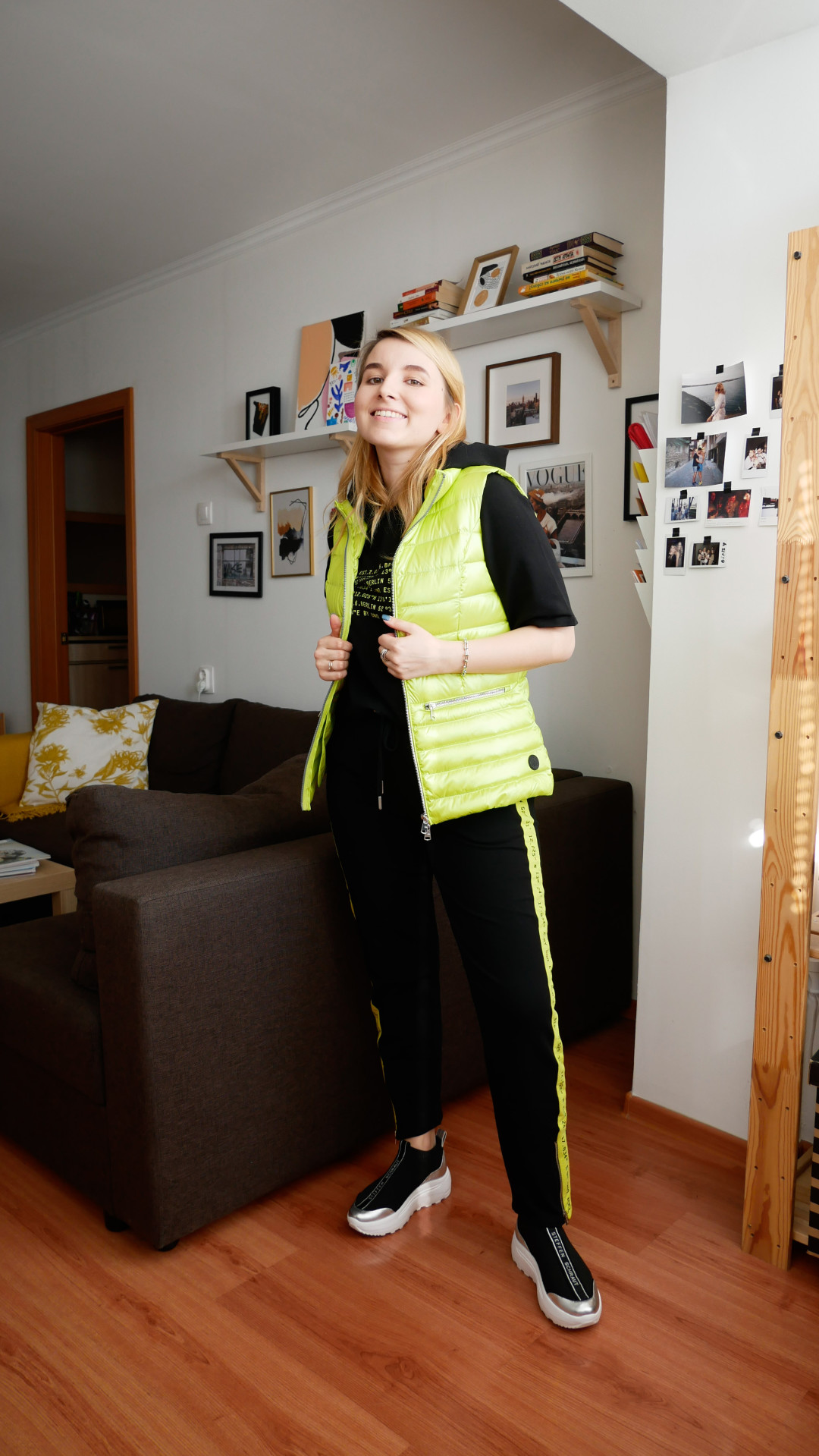 На Аде: жилет Beaumont, свитшот и брюки UNO, сникерсы Steffen Schraut