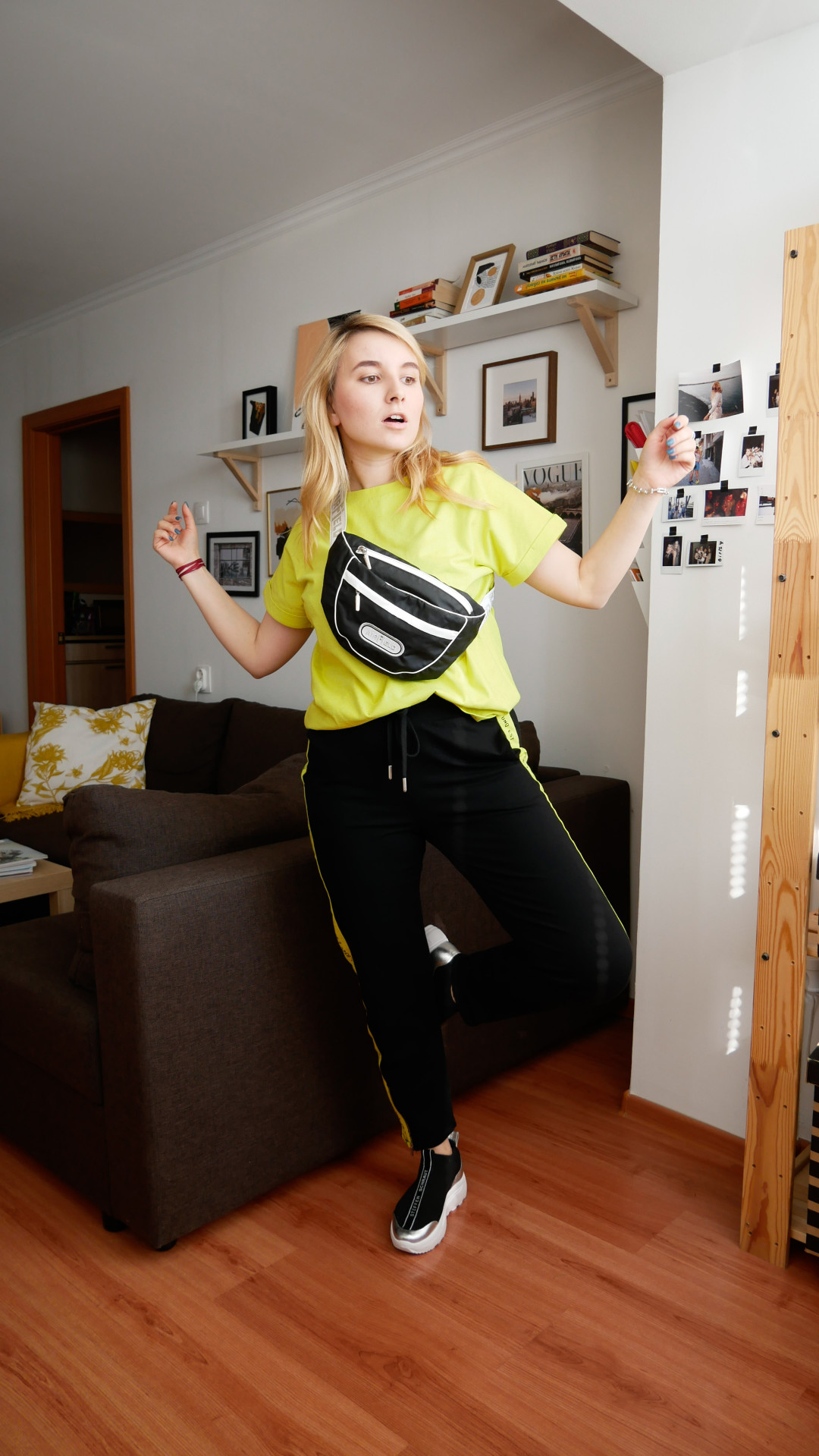 На Аде: футболка и брюки UNO, поясная сумка AirField, сникерсы Steffen Schraut