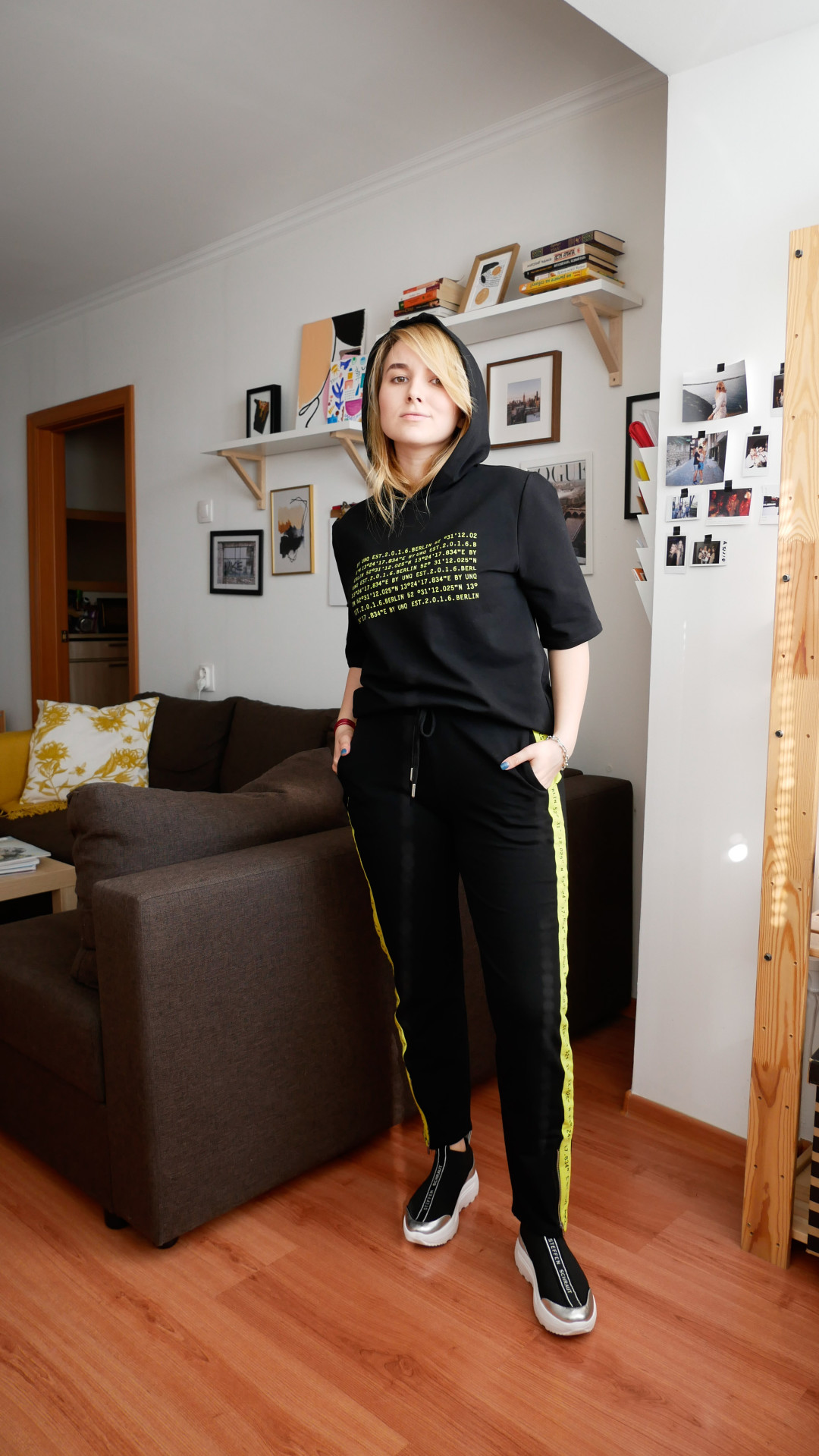 На Аде: свитшот и брюки UNO, сникерсы Steffen Schraut