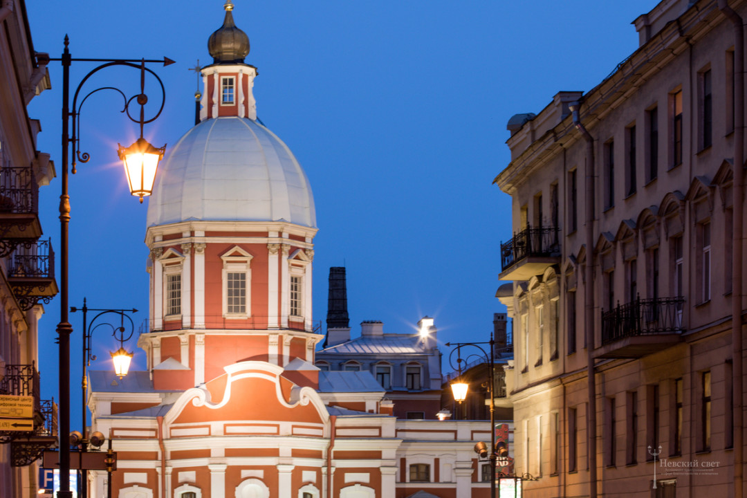 Длина улицы Пестеля немногим более шестисот метров, но она радует эффектным видом на два старинных храма. Между ними тянутся два ряда типично