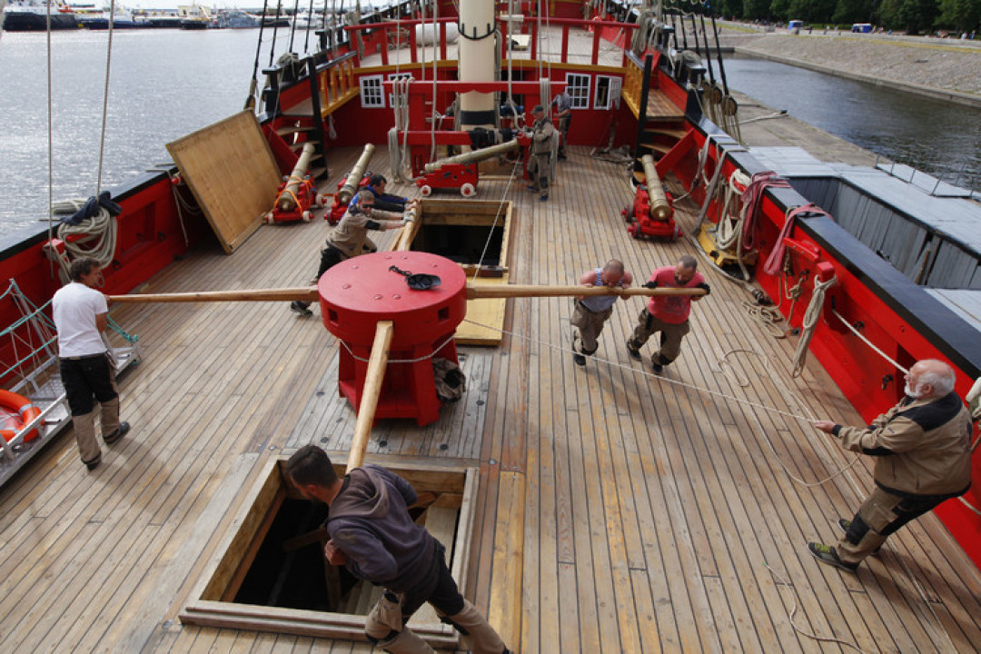 Загрузка пушек и балласта