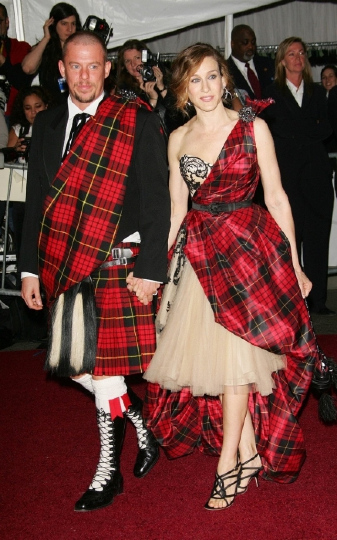 Александр Маккуин и Сара Джессика Паркер в Alexander McQueen, 2006 год (тема Бала — «Англомания: традиция и трансгрессия в британской моде»)