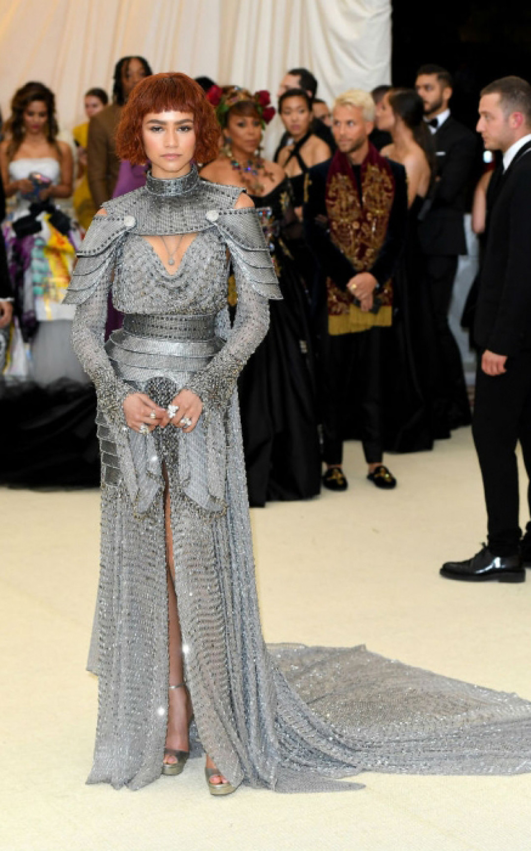 Зендайя в Versace в 2018 году (тема Бала — «Мода и религия»)