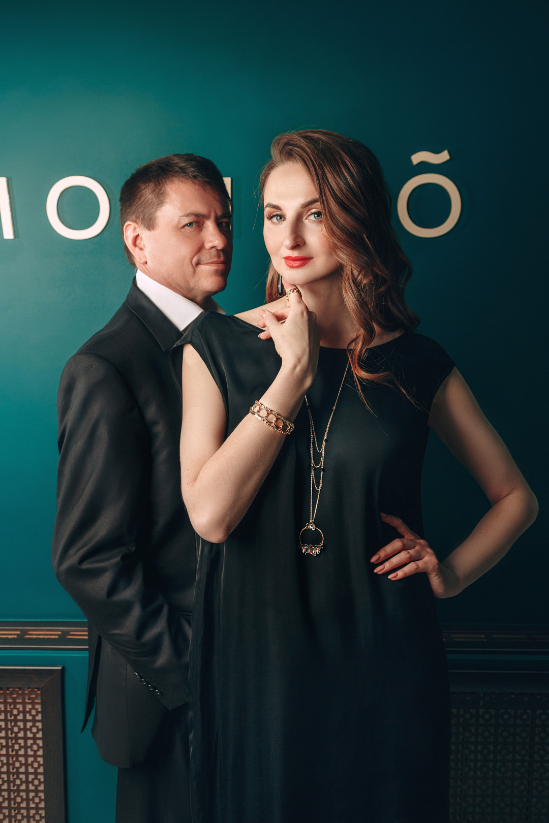 Олег Гендин @oleggendin Бизнесмен Мы оба достаточно яркие личности: Ксюша отвечает за мягкость и женское обаяние, я — за бизнес-развитие. Мне важно