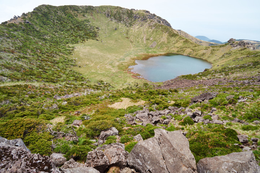 Кратер потухшего вулкана Халласан и озеро Пэнноктам