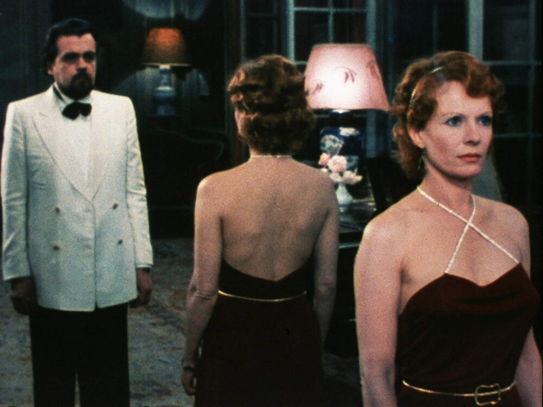 Дельфин Сейриг в Yves Saint Laurent в фильме Маргерит Дюрас «Песня Индии», 1975