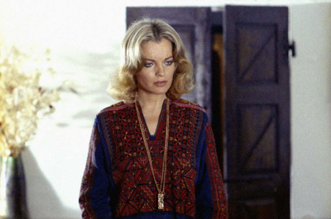 Роми Шнайдер в Yves Saint Laurent в фильме Клода Шаброля «Невинные с грязными руками», 1975