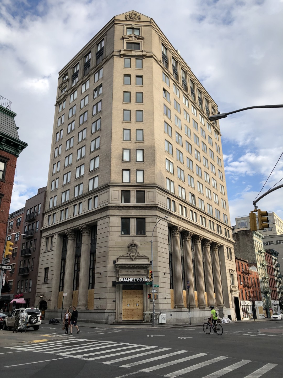 Витрины и окна многих магазинов и офисов заколочены – так владельцы спасаются от мародеров