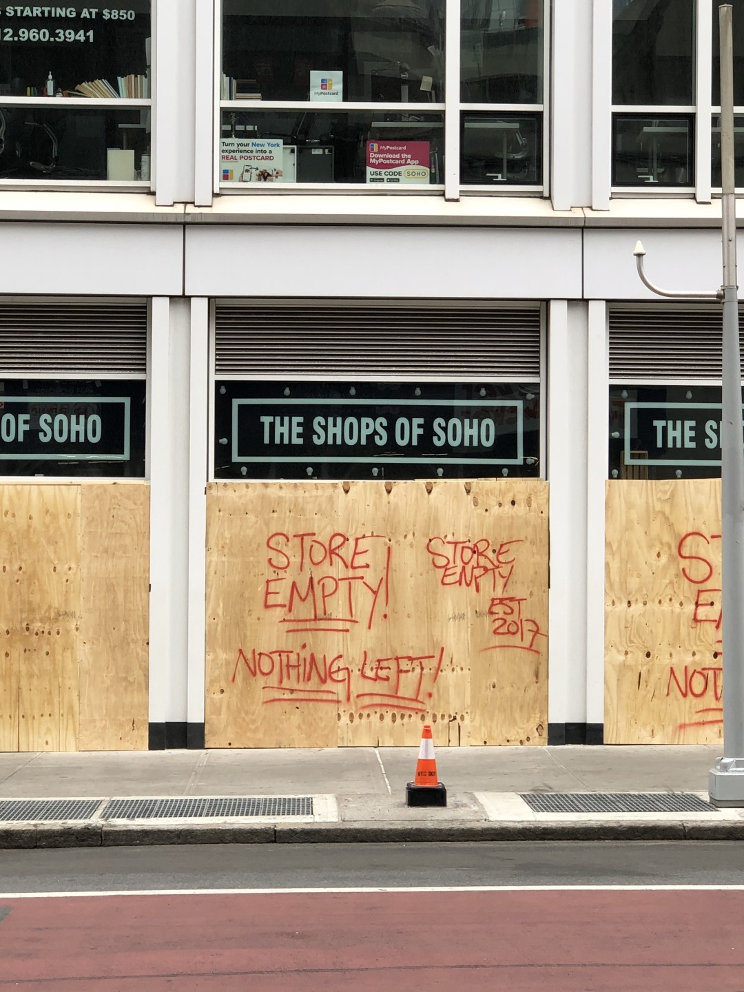 Надпись на досках: «Магазин пуст! Ничего не оставили!»