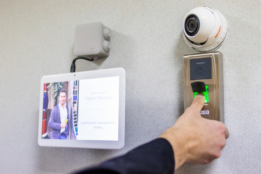 А так система FaceID, заменяющая пропуска