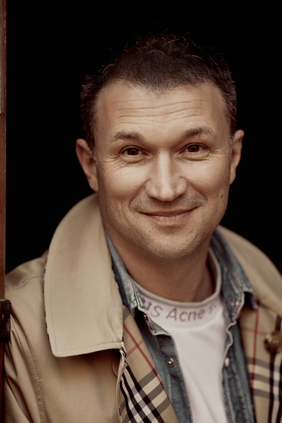 Григорий Кунис Плащ Burberry, футболка и брюки Acne Studios (все – ДЛТ)