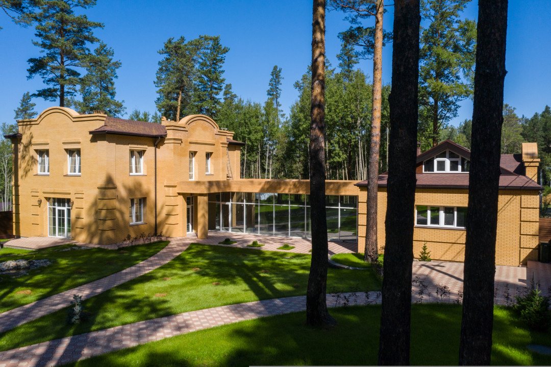 Дом в ДНТ «Хоромы» Кирпичный дом на 15 км Байкальского тракта, площадь 360 кв. м. Тихое, обособленное, утопающее в зелени место. В доме есть настоящий