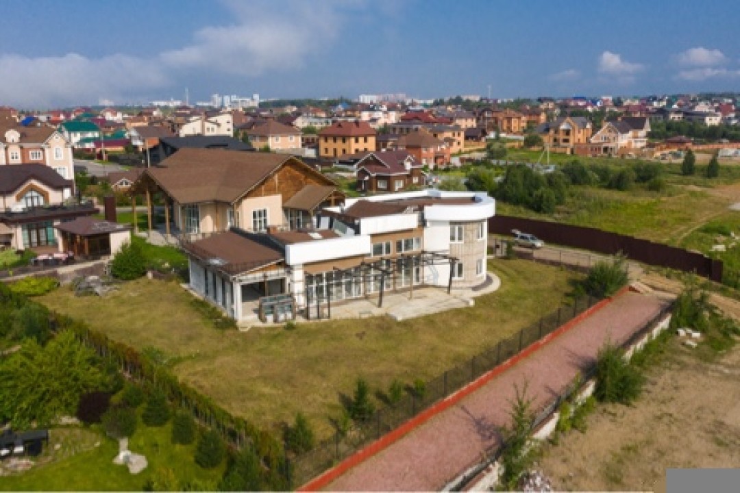 Коттедж в посёлке «Снегири» Дом в закрытом коттеджном посёлке с ухоженной территорией на первой линии от залива. Панорамные окна с видом на воду