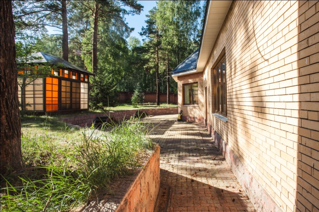 Дом в «Филях» Двухэтажный кирпичный дом в элитном поселке на 20 км Байкальского тракта. Охраняемая территория, асфальтированные дороги, теннисный корт