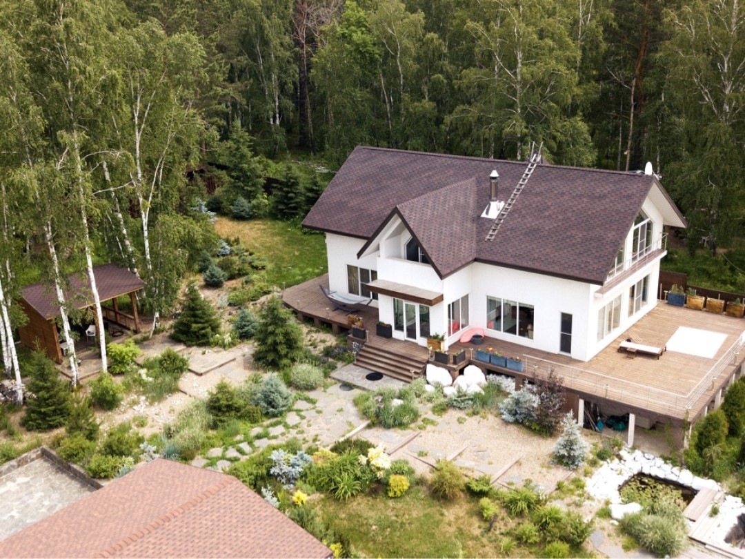 Дом в ДНТ «Молодость» Дом на первой линии от воды, площадь 235 кв. м. Большая летняя площадка, на первом этаже кухня и огромная гостиная со вторым