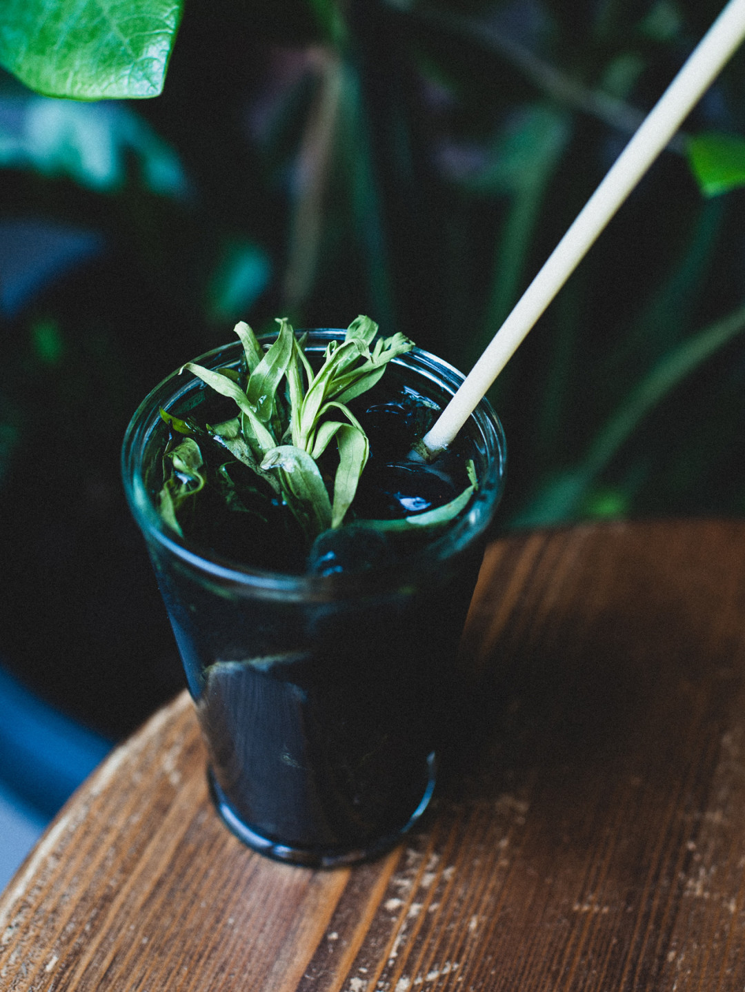 Чёрный лимонад с тархуном и пеплом из базилика