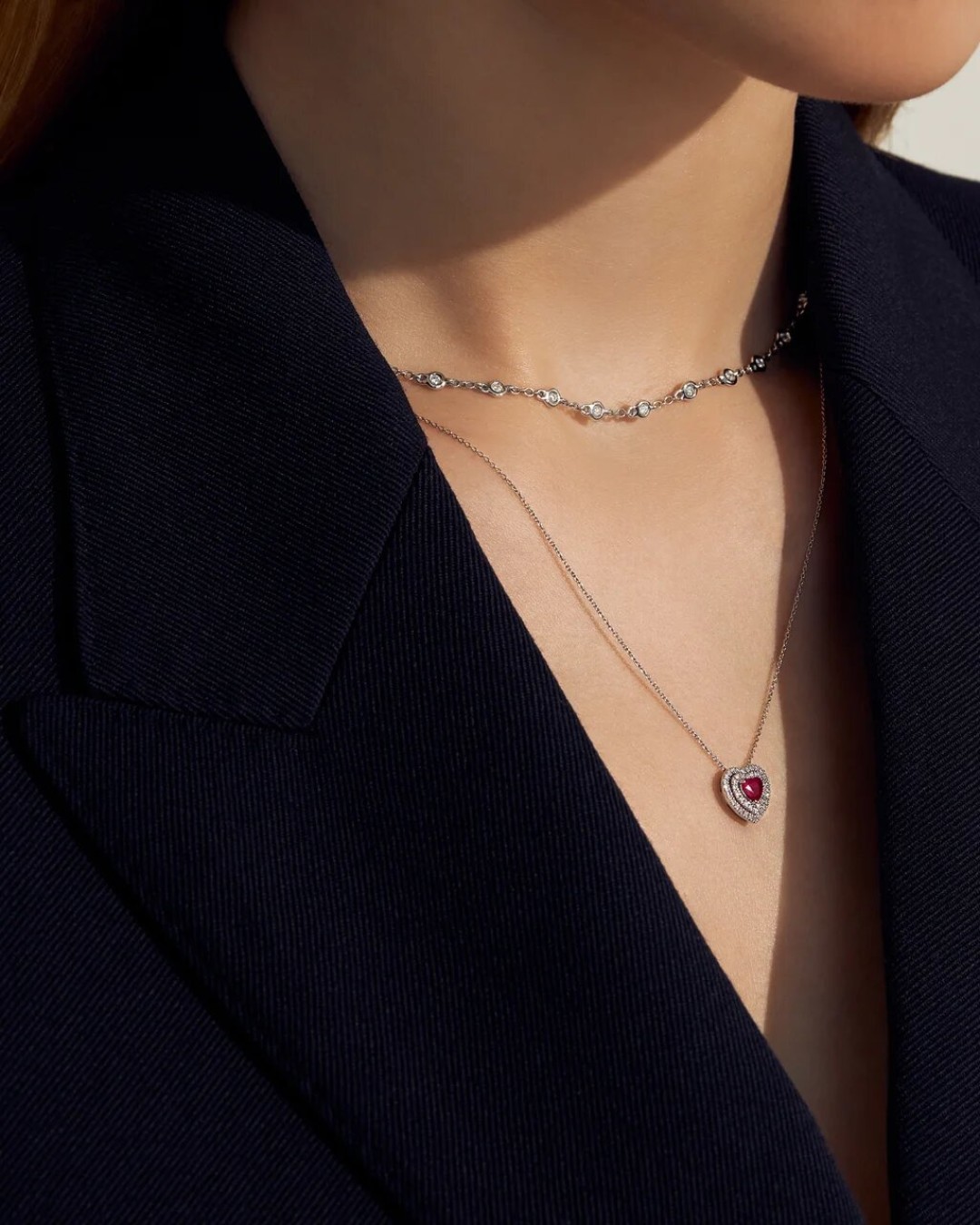 Колье, белое золото с бриллиантами, от 247 500 руб. Кулон, белое золото, рубин, бриллианты, от 116 250 руб.