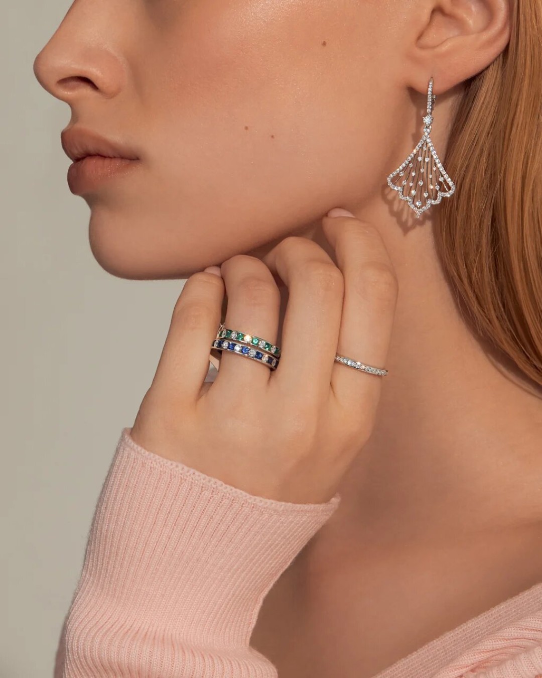 Кольцо, белое золото с сапфирами и бриллиантами, от 315 000 руб. Кольцо, белое золото с изумрудами и бриллиантами, от 363 750 руб. Кольцо, белое