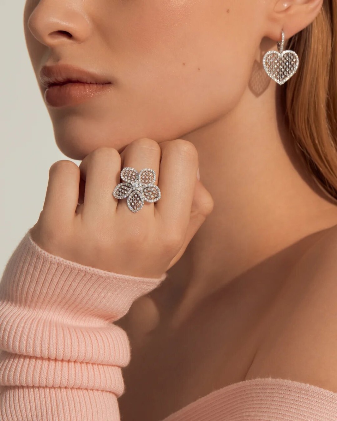 Серьги, белое золото с бриллиантами, от 483 750 руб. Кольцо, белое золото с бриллиантами, от 502 500 руб.