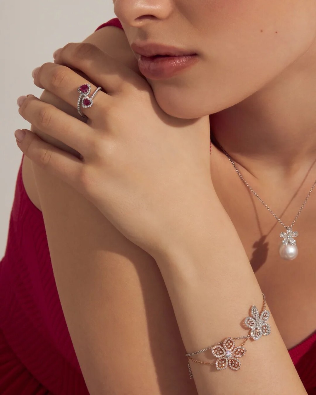 Кольцо, белое золото с бриллиантами и рубинами, от 251 250 руб. Браслет, белое золото с бриллиантами, от 330 000 руб. Браслет, розовое золото с