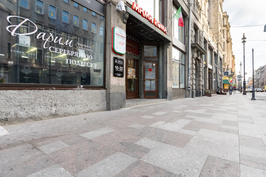 Тротуары были расширены. Теперь они вымощены гранитом