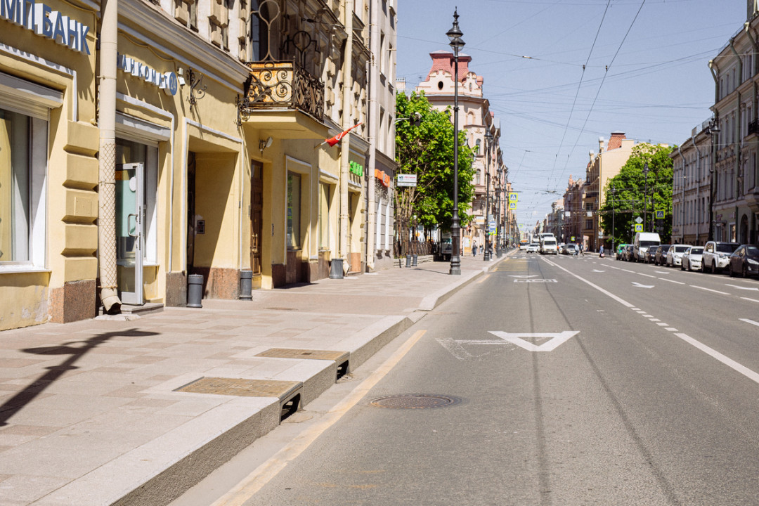 Для удобства и безопасности передвижения маломобильных граждан проектом предусмотрены обычные и понижающие пандусы. Перед переходами уложены ребристые