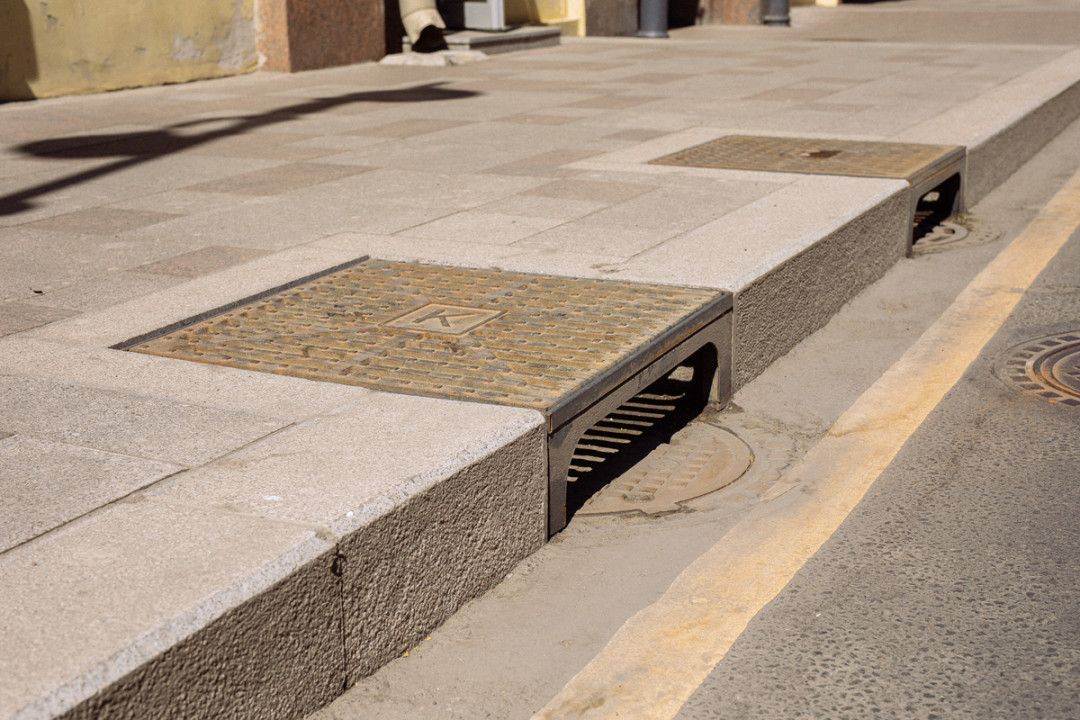 При расширении тротуаров проектировщики столкнулись с тем, что канализационные колодцы при реконструкции вдаются глубоко в тротуар. Поэтому было