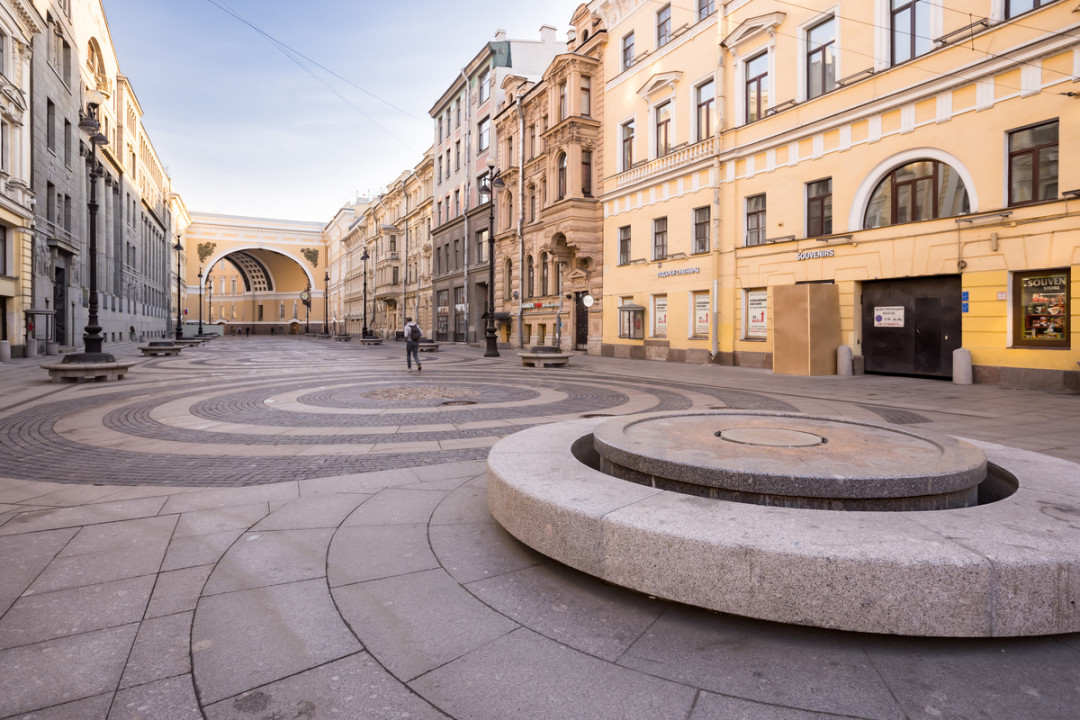 Яркий штрих Большой Морской улицы – светодиодный фонтан-скамья из гранита