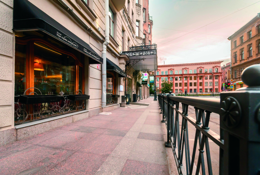 В красный окрасилась и мостовая на улице Восстания