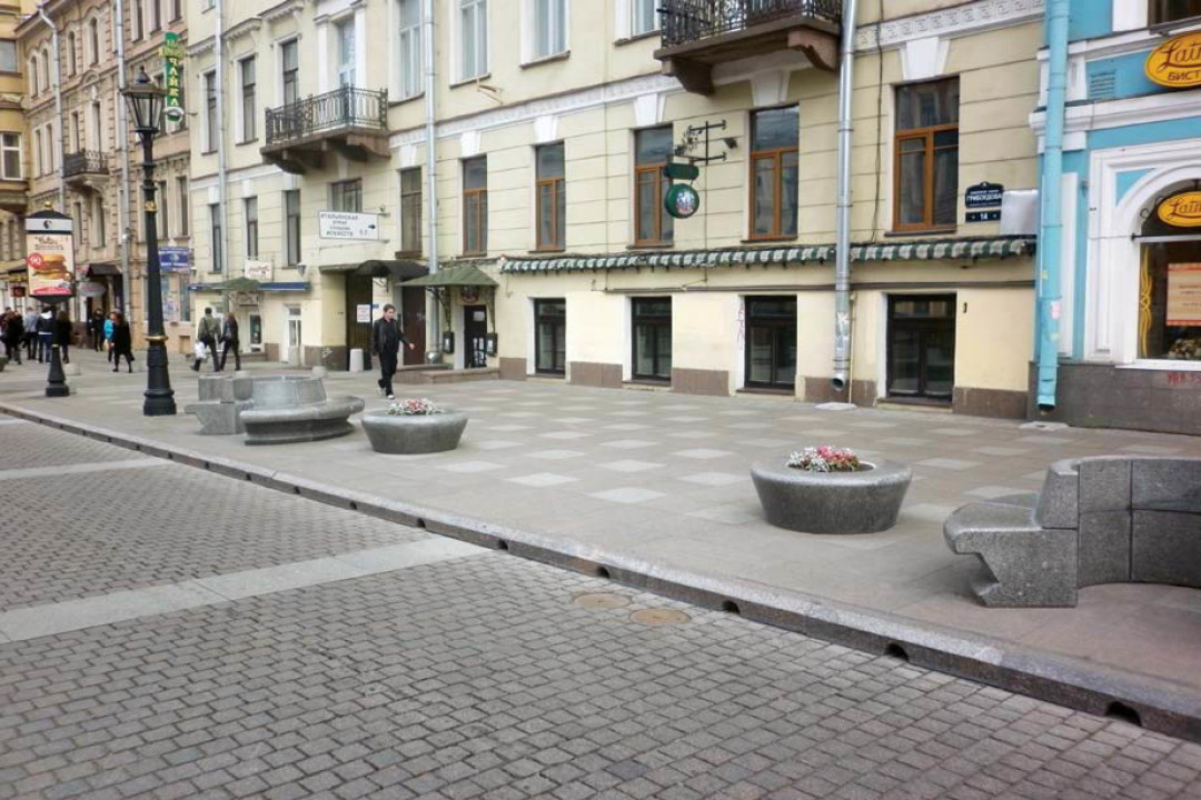 Сочетание нескольких цветов и размеров камня создает интересный рисунок мостовой на набережной канала Грибоедова