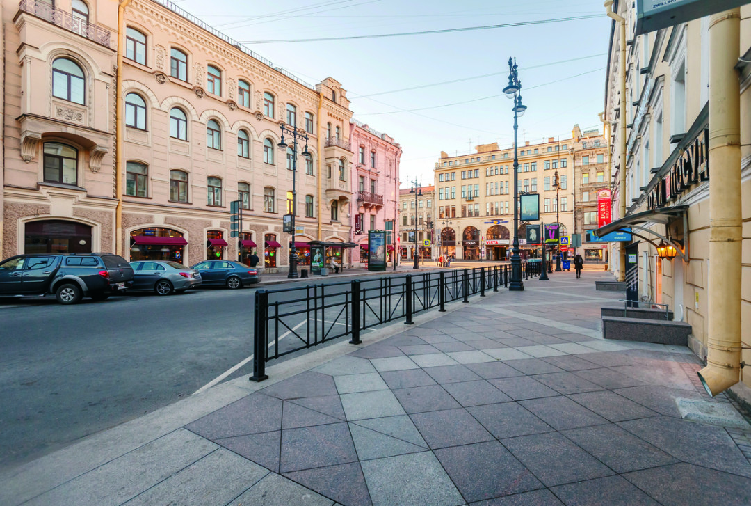 Архитектор увидел улицу Маяковского в алых цветах. В рисунке мощения просматривается буква «М»