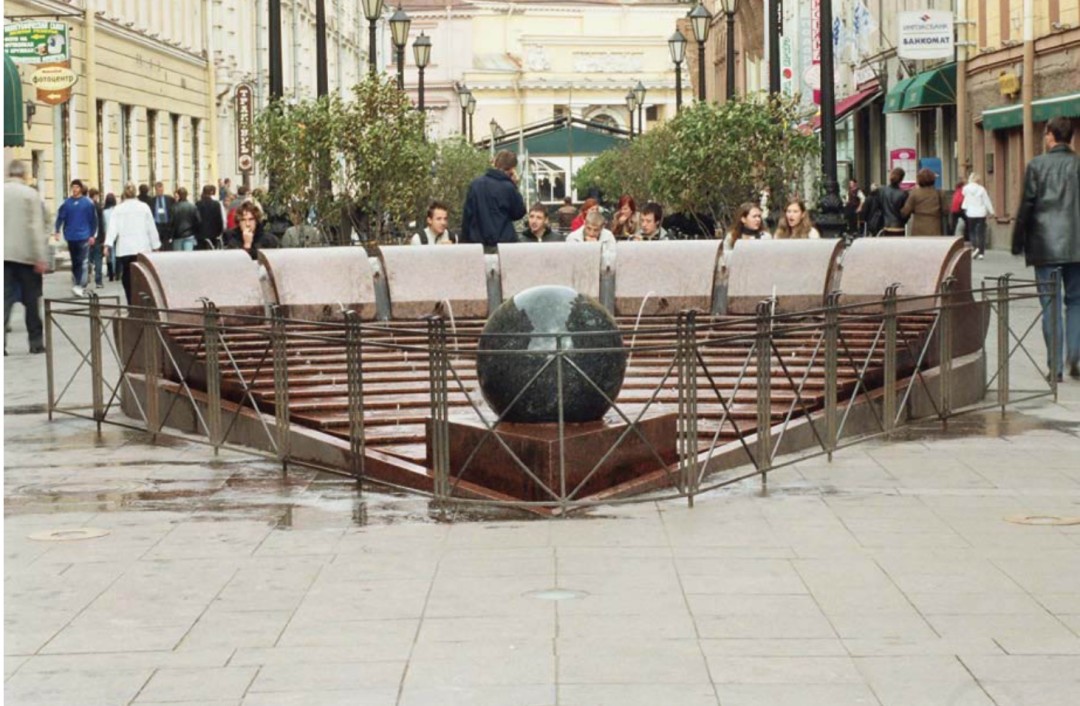 Фонтан на Малой Садовой улице стал центром притяжения горожан