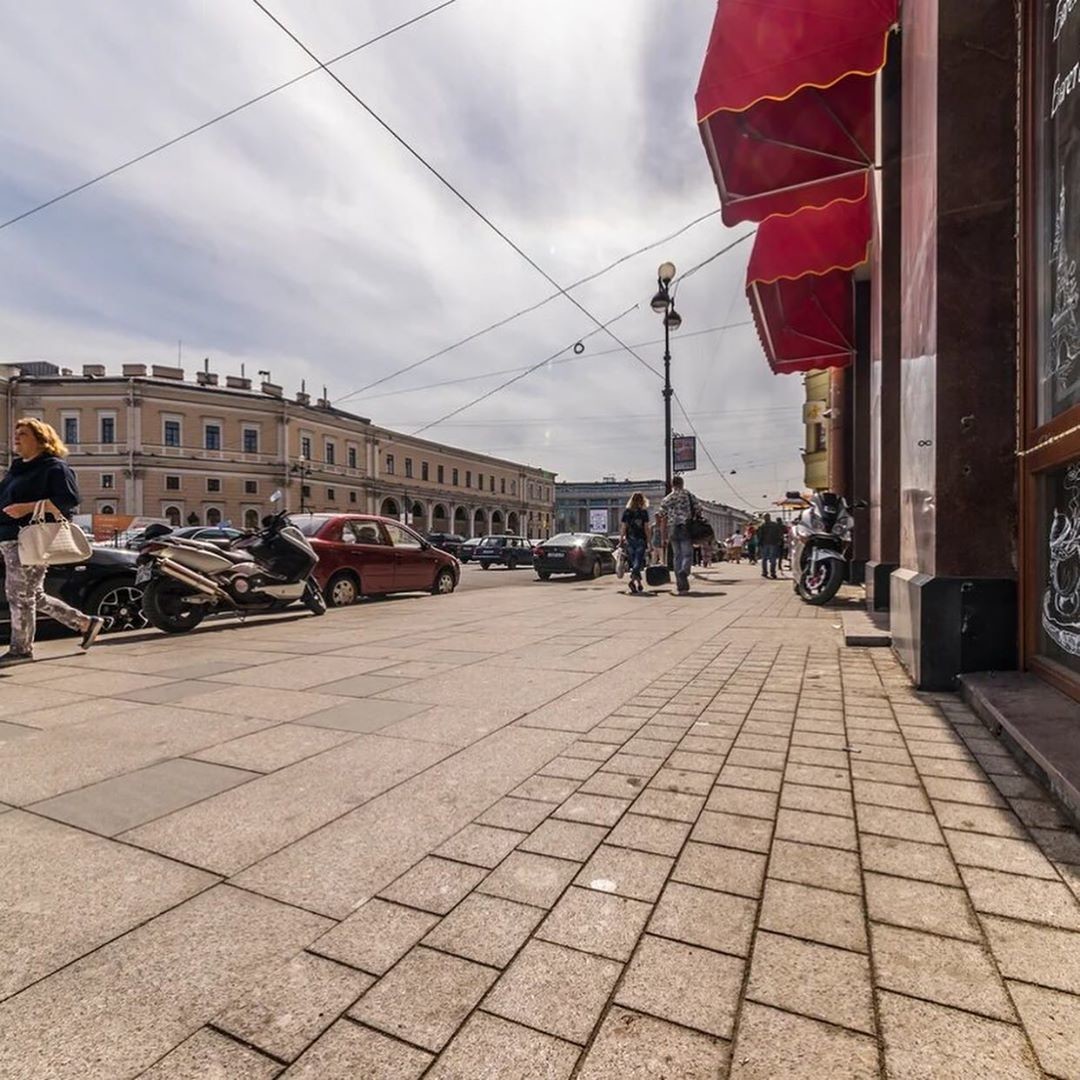 Сочетание серого и темно-серого цветов в мощении тротуаров Лиговского проспекта подходит сдержанному стилю его застройки. Чередующиеся в определенном