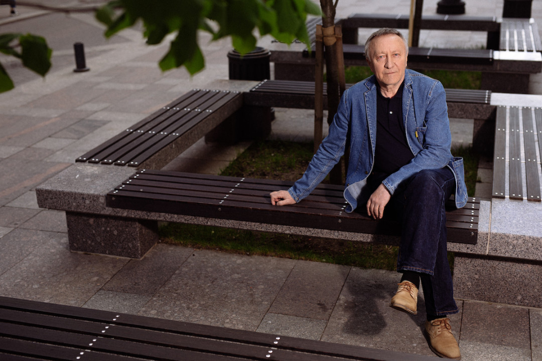 В мощении улицы применены гранитные изделия двух месторождений. Термообработка позволяет сделать их нескользкими и хорошо выделяет фактуру камня, в