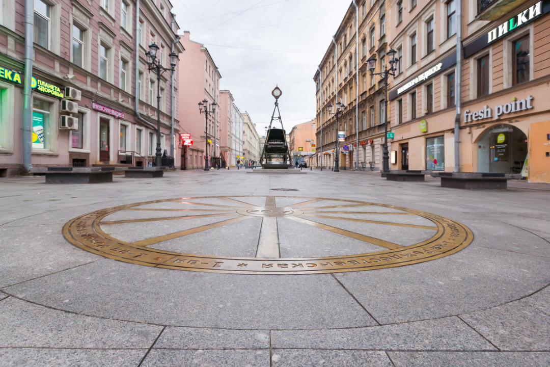 1-я Советская улица – одна из старейших пешеходных зон в Санкт-Петербурге. Памятный знак напоминает обо всех исторических названиях улицы