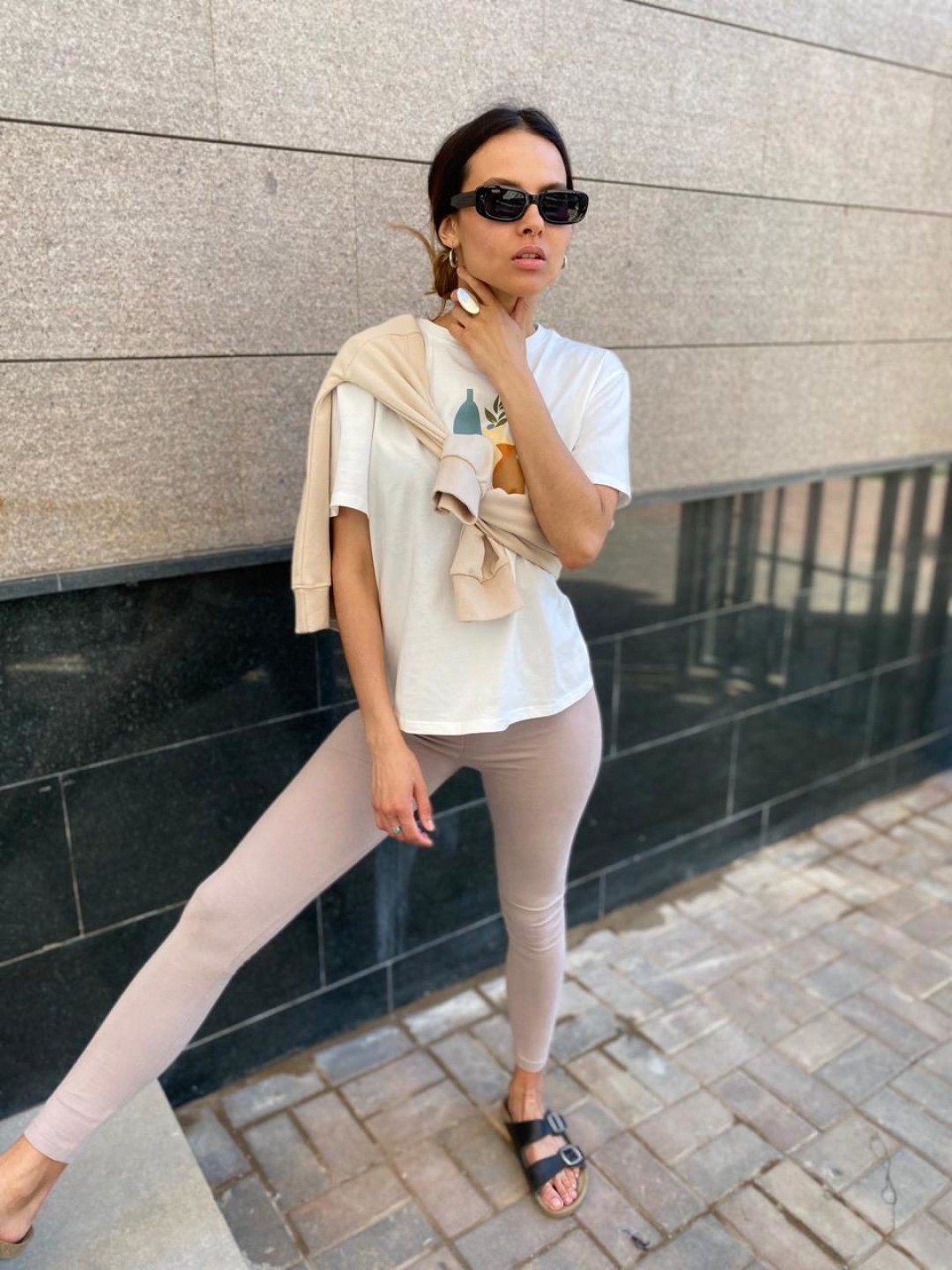 Футболка, 1800 рублей, леггинсы, 1200 рублей, толстовка, 1800 рублей