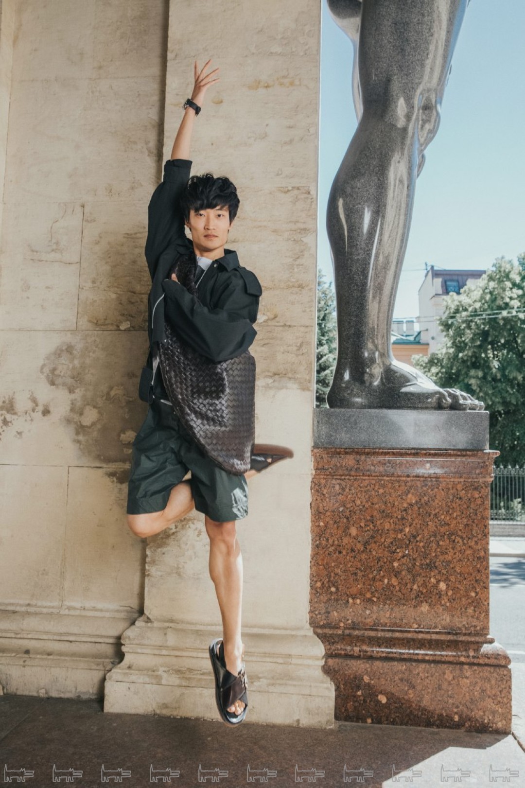 Куртка и сумка Bottega Veneta, шорты Giorgio Armani, сандали Dries Van Noten (все — ДЛТ), часы Chopard (ДЛТ/Mercury)